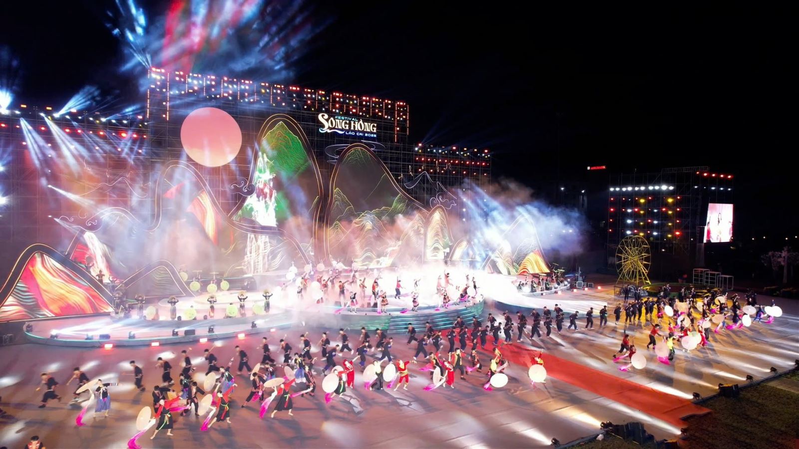 Thi công sân khấu sự kiện Tuần lễ Festival Sông Hồng năm 2025